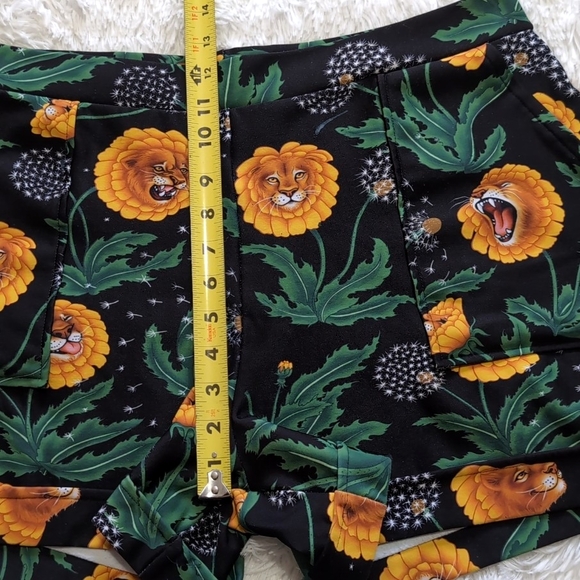 Blackmilk Dandy Lions Cuffed Shorts - Dandelion Lion Print Size XL - Picture 13 of 15